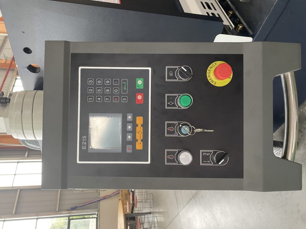 QC12Y 10 &times; 3200 Hydraulic Swing Beam Shearing Machine